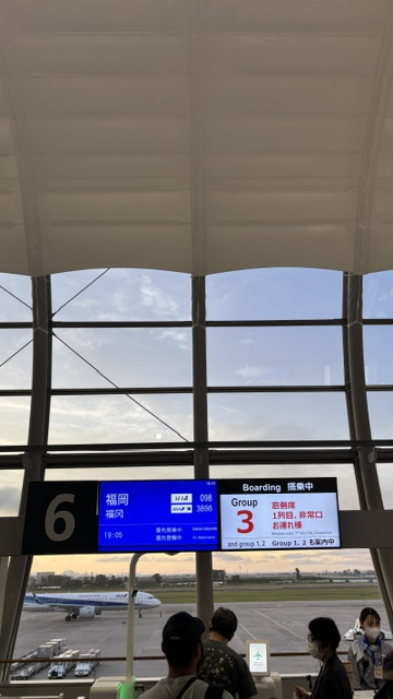 搭乗ゲート、福岡行き案内