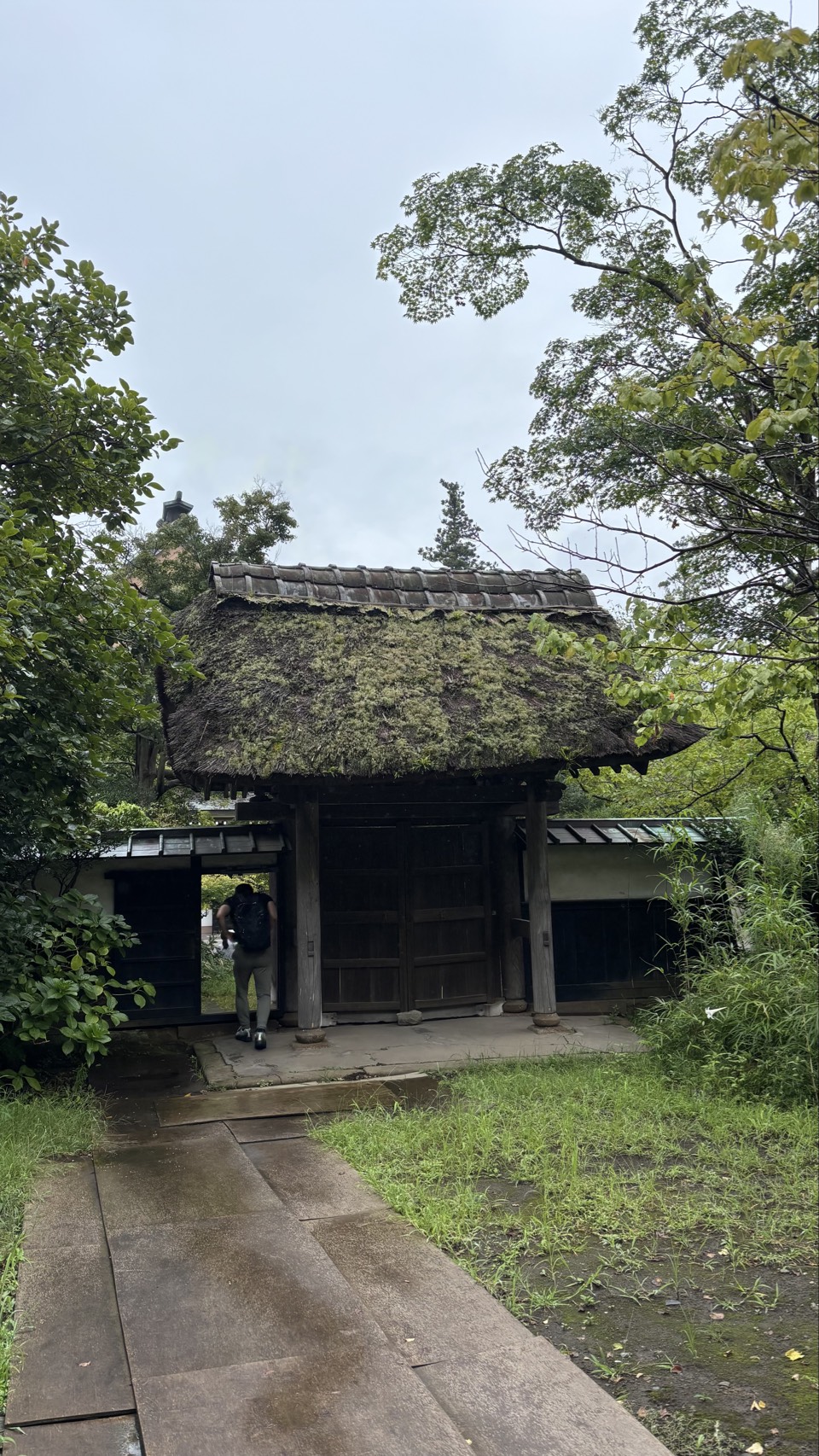 円覚寺、茅葺き屋根の門（帰り道に撮影）