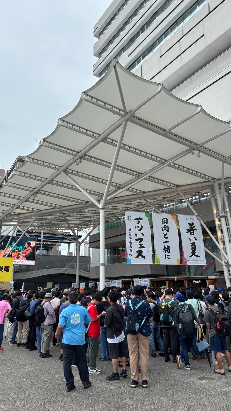 駅前の緊急イベント、入場制限がかかった待機列