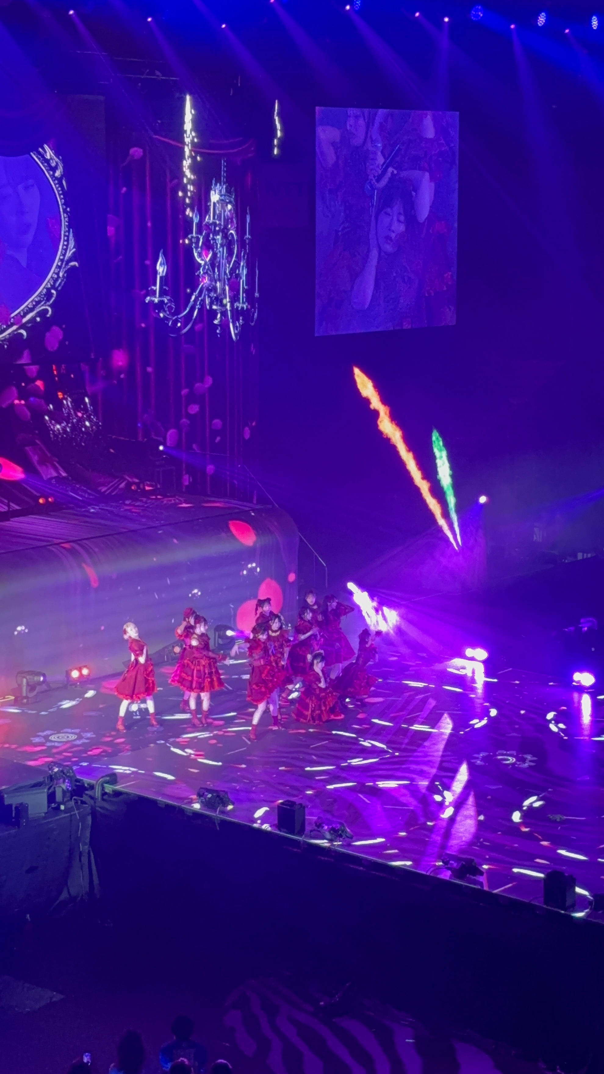 アンコール1曲目「愛くださいませ」。まさにこの直後にスマホをしまってしまい、次の「神様の言うとーり！」であの事件が起きるとは、この時は知る由もなく。