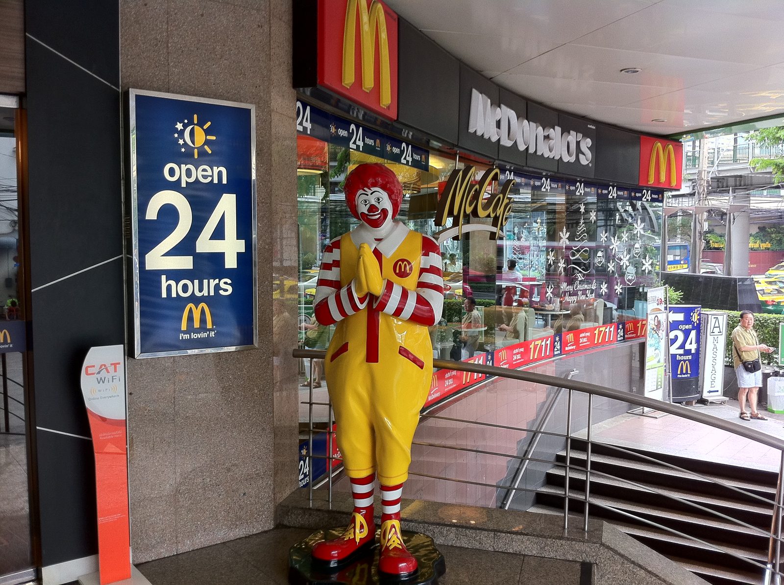 タイのマクドナルド前、合掌するロナルド。妙に馴染んでました